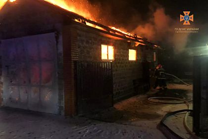 В Кривом Роге горел гараж с автомобилем внутри
