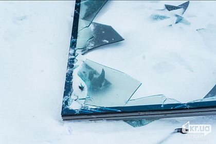 В Кривом Роге закрыли окна в поврежденных от ракетных ударов зданиях OSB плитами