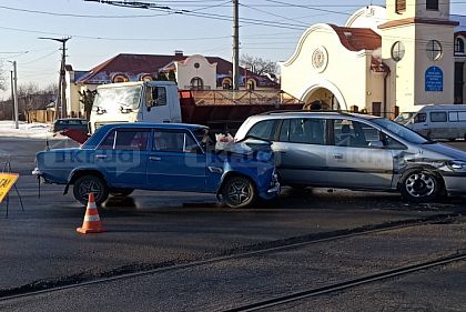 В Кривом Роге столкнулись автомобили: есть пострадавшие