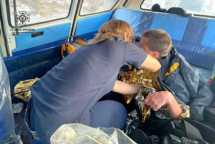 На Днепропетровщине чрезвычайники спасли провалившегося под лед мужчину