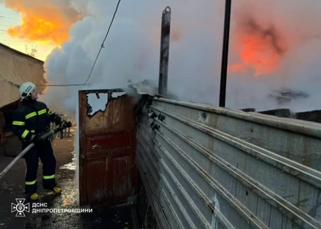 В Кривом Роге горела хозяйственная постройка с дровами внутри