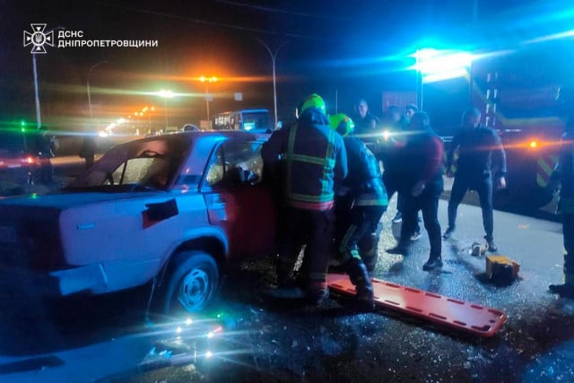 Рятувальники Дніпра деблокували травмованого чоловіка з авто після аварії