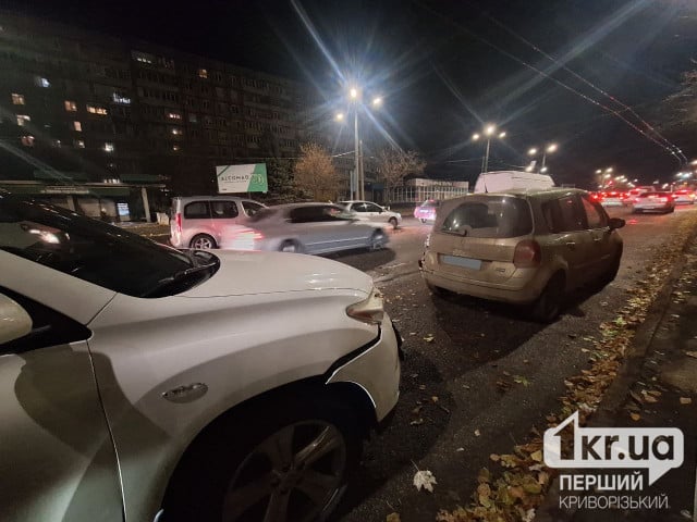 В Кривом Роге на проспекте Мира затруднено движение из-за аварии