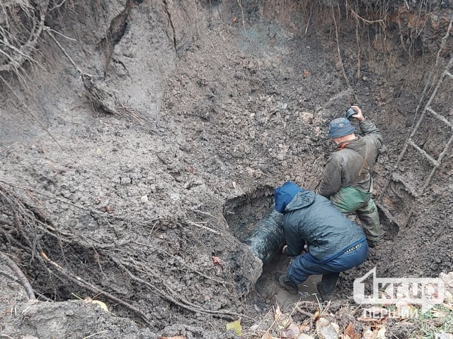 Встановлення обжимного хомуту, — Кривбасводоканал пояснив, як проходить ремонт