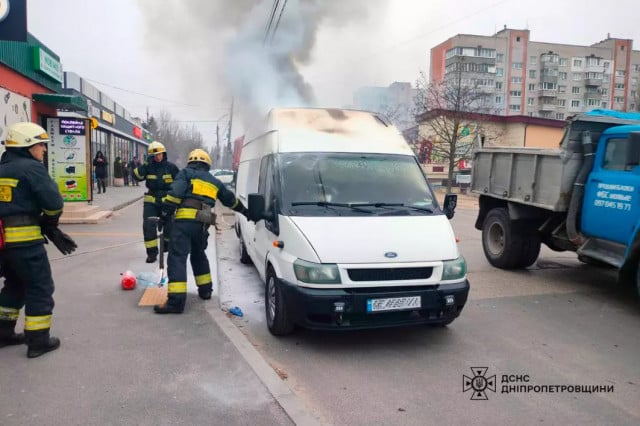 У Дніпрі мікроавтобус загорівся під час руху: пожежу ліквідували