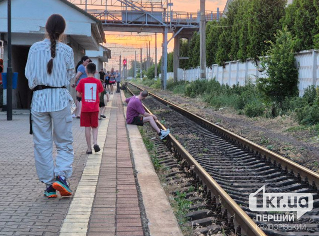 Зона підвищеної небезпеки: криворіжцям нагадують що заборонено робити на залізниці