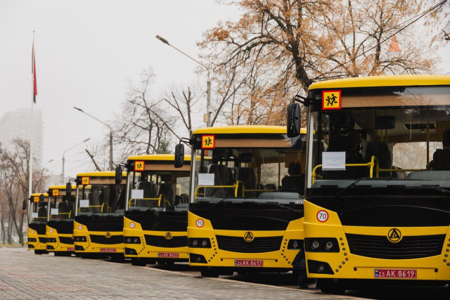 Громади Дніпропетровщини отримали сучасні шкільні автобуси