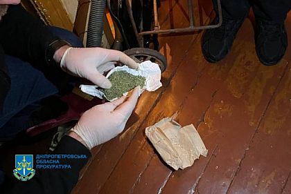 В Кривом Роге трое подозреваемых организовали наркотрафик в изолятор