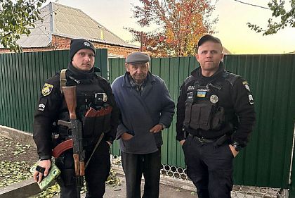 Патрульные Никополя помогли вернуться домой пожилому мужчине, который заблудился
