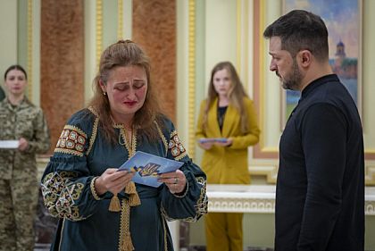 Президент вручил 30 сертификатов на квартиры Героям Украины и их семьям