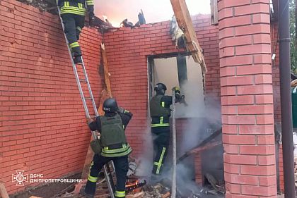 Из-за обстрела в Никополе загорелся дом