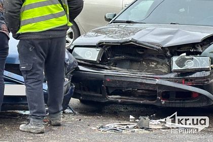В Кривом Роге на перекрестке возле цирка и национального университета произошла авария