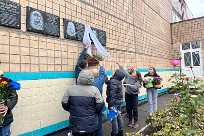 На фасаде криворожской гимназии №74 открыли 2 мемориальные доски павшим Героям