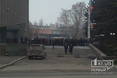 Свидетели событий: Группа людей под флагом РФ митингуют у стен горсовета (ИСПРАВЛЕНО)