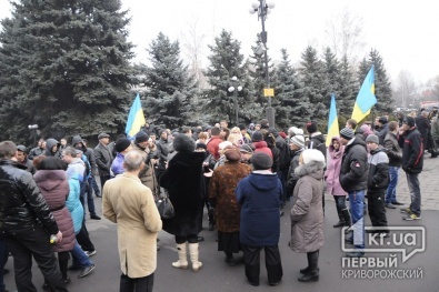 В Кривом Роге пророссийски настроенные люди митинговали у стен горсовета под флагами Украины