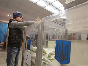 Референдум в Крыму. К не явившимся на  избирательные участки приходят домой с милицией
