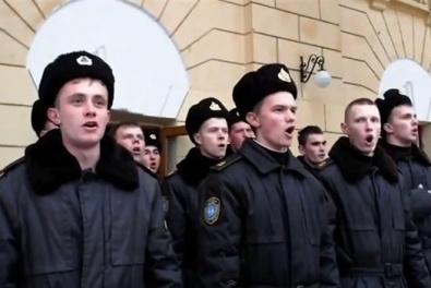 Группа курсантов из Севастополя начала петь Гимн Украины после поднятия флагов РФ