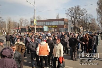 В Кривом Роге работники «Весташляхбуд» перекрыли дорогу на «Смычке»