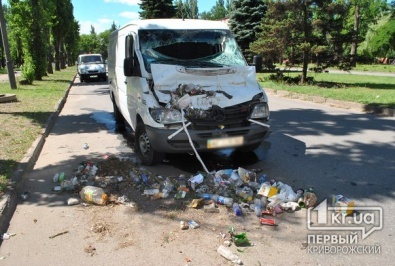 В Кривом Роге микроавтобус врезался в мусороуборочную машину