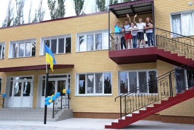 СевГОК обновил спальный корпус в детском лагере «Приморский»