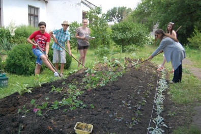 Юные натуралисты Жовтневого района помогают озеленять парк 50-летия Советской Украины