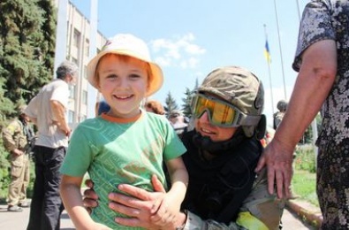 Маленький житель Славянска радуется освобождению города.