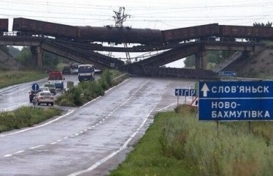 Под Донецком взорвали мост вместе с поездом