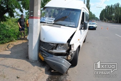 В Кривом Роге маршрутку отбросило в столб после столкновения с «Москвичем». Пострадали 6 человек