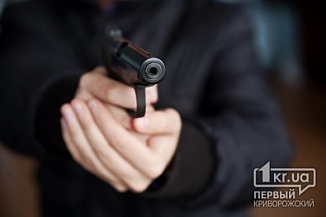 В Кривом Роге в АТБ, при досмотре личных вещей мелкого вора, правоохранители обнаружили пистолет