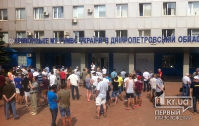 Под стенами городского УВД начинается пикет против снятия с должности Андрея Гречуха