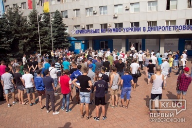 Активисты, которые пикетируют здание УВД в Кривом Роге, ждут пока приедет начальник милиции в Днепропетровской области