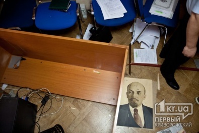 В Кривом Роге неизвестные с битами разгромили офис народного депутата от КПУ (ОБНОВЛЕНО)