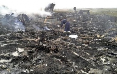 Malaysia Airlines доставят к месту крушения самолета родственников погибших