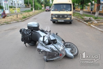 В Кривом Роге водитель на микроавтобусе сбил мотоциклиста