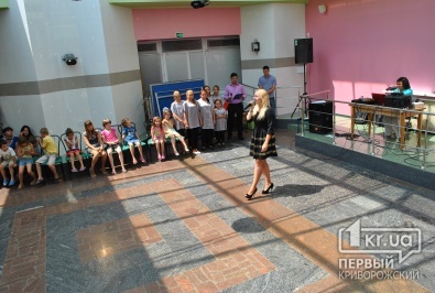 Ученики Криворожской школы №72 подарили беженцам из зоны АТО замечательный концерт