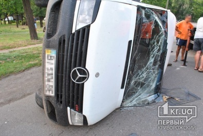 ДТП в Кривом Роге: Микроавтобус упал на бок и проскользил по асфальту десятки метров (ОБНОВЛЕНО)