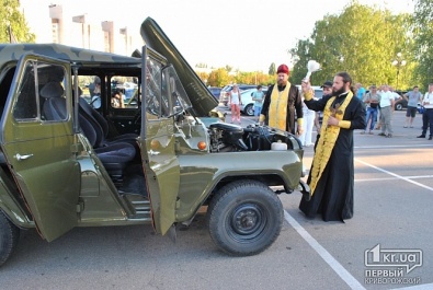 Священики из Кривого Рога отправились в зону АТО исповедовать и причащать солдат