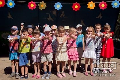 Маленькие жители Кривого Рога передали свои рисунки и пожелания солдатам в зону АТО