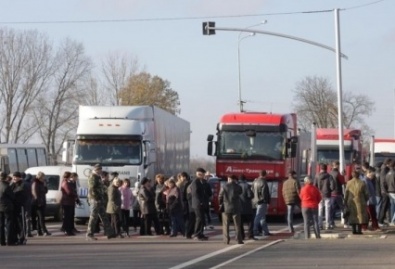 Около 100 человек перекрыли трассу Кривой Рог - Николаев из-за отключений электричества