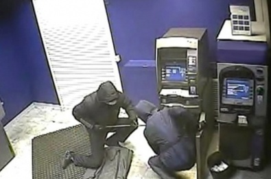 В Кривом Роге преступники привязали охранника к стулу и вырезали часть банкомата с деньгами