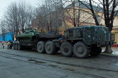 В Днепропетровске отремонтировали и отправили в зону АТО танк и БМП