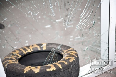 В Кривом Роге неизвестные на автомобиле выбили стекла главного входа в горисполком (ОБНОВЛЕНО)