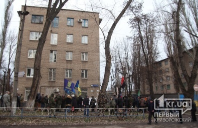 Судебное заседание по делу о распространении сепаратистских листовок собрало митинг у стен суда