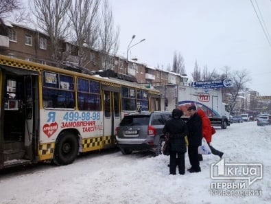 Движение троллейбусов по проспекту Гагарина парализовали припаркованные в третьем ряду автомобили