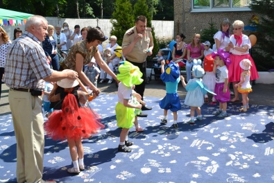 Спасатели Кривого Рога пожаловали на праздник к деткам