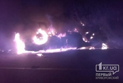 На трассе Кривой Рог - Днепропетровск перевернулся и загорелся автомобиль