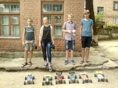 Команда из Кривого Рога приняла участие в областных соревнованиях по автомодельному спорту в классе радиоуправляемых моделей
