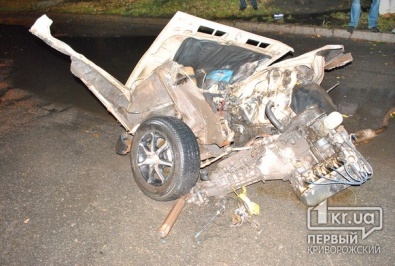 В Кривом Роге пьяный водитель на «ВАЗе» вылетел на «встречку». Машину разорвало на две части