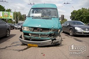 В Кривом Роге столкнулись маршрутка и Toyota. Пострадали пять пассажиров общественного транспорта (ОБНОВЛЕНО)