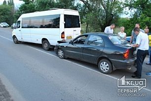 В Кривом Роге маршрутка сбила пешехода и в нее въехал «ZAZ»